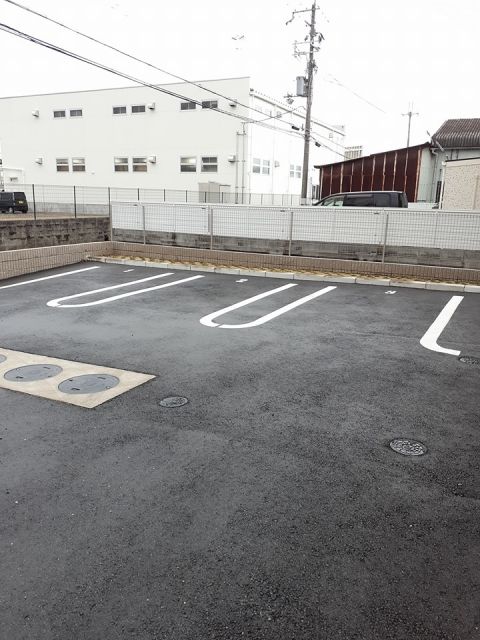 【泉佐野市葵町のアパートの駐車場】