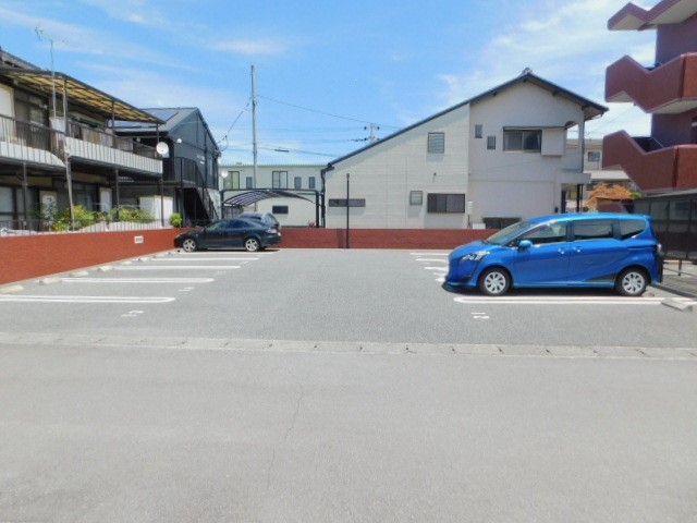 【田方郡函南町間宮のアパートの駐車場】