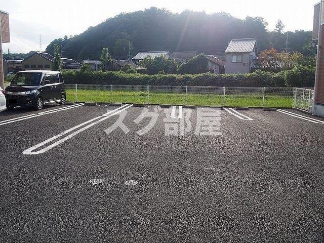 【ラーピハイツIの駐車場】