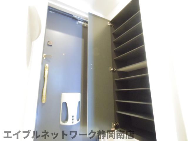 玄関　収納もある玄関です