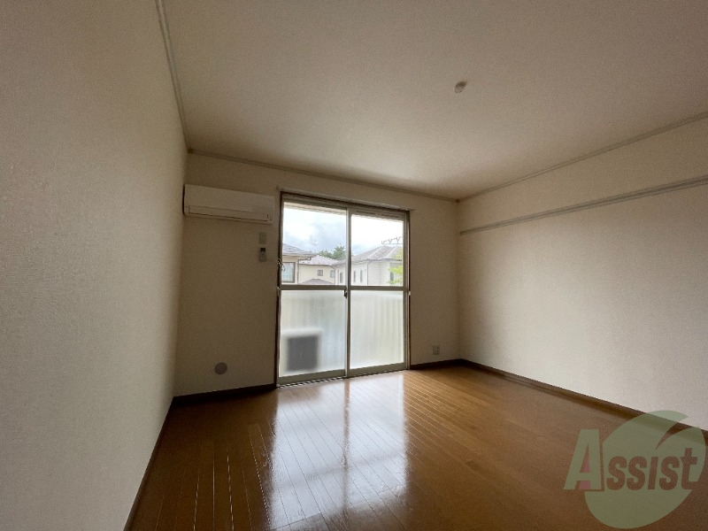 居室・リビング　陽当たりが良く、広々として過ごしやすそうです。