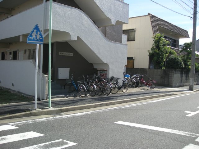 【平安マンションの駐車場】