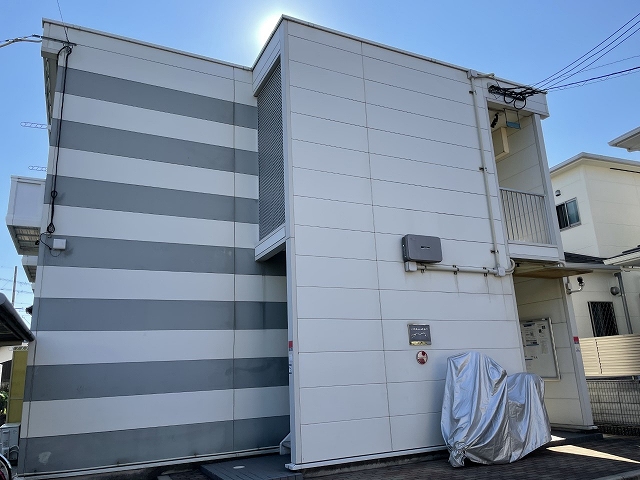 貝塚市加神のアパートの建物外観