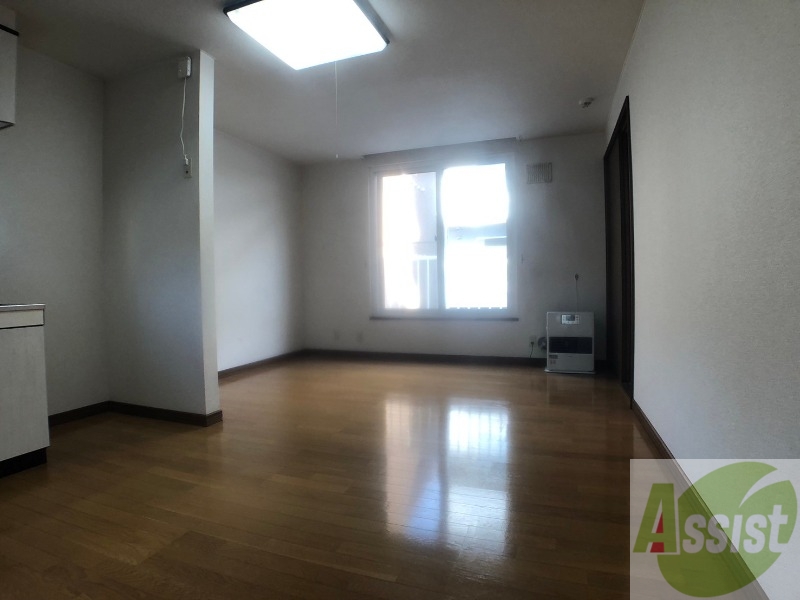 居室・リビング　リビングです。窓が大きくて明るいですね！