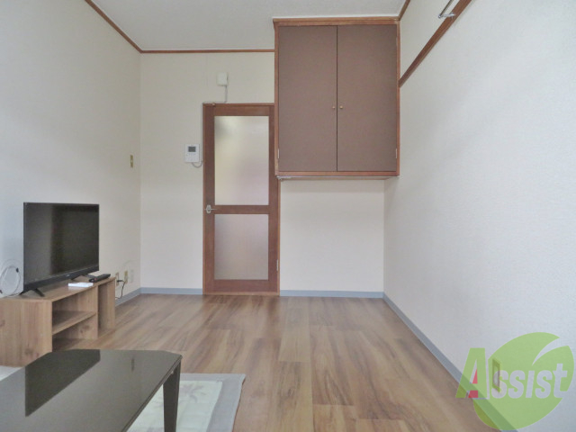 居室・リビング　フローリングの木目調と白い壁が落ち着きますね