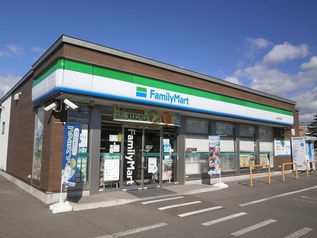 コンビニ　ファミリーマート 函館高丘町店（コンビニ）まで700m