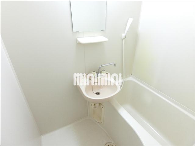 バス・シャワールーム　鏡付きのお風呂です。