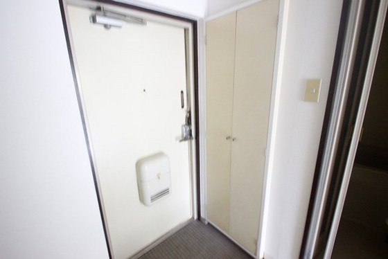 玄関　※別号室の写真です