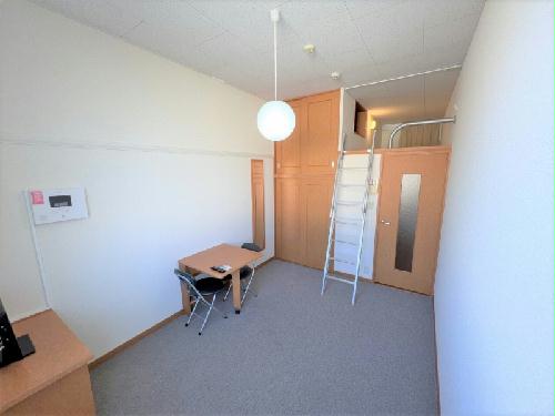 居室・リビング　家電・家具付きのお部屋です。