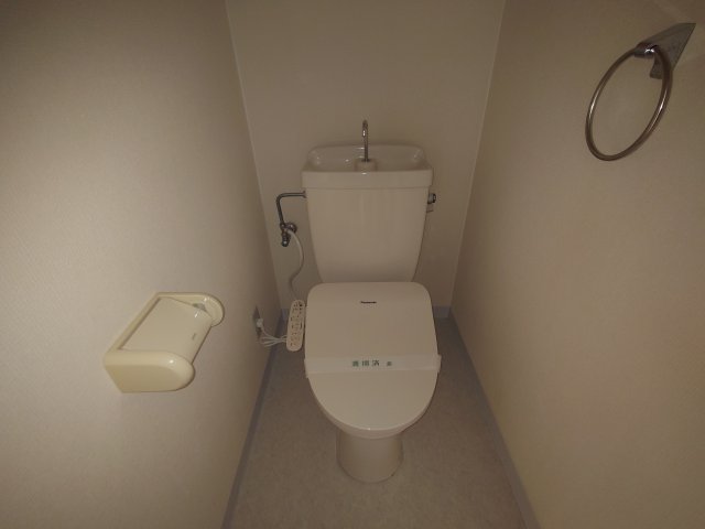 トイレ　同物件別号室の写真です。