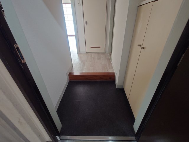 玄関　同物件別号室の写真です。