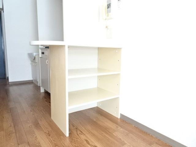 その他設備　洋室とキッチンの間に棚があります！