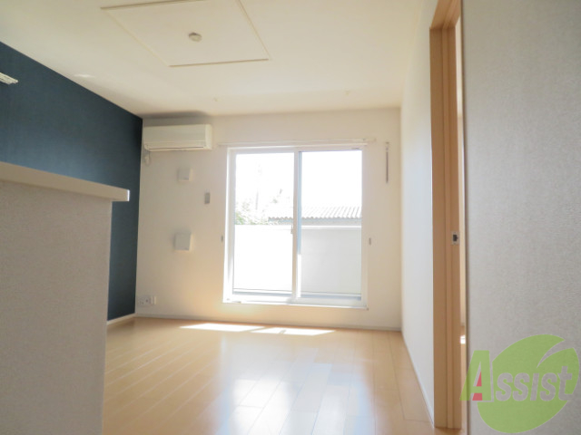 居室・リビング　大きな窓に光がたくさん差し込みますね。