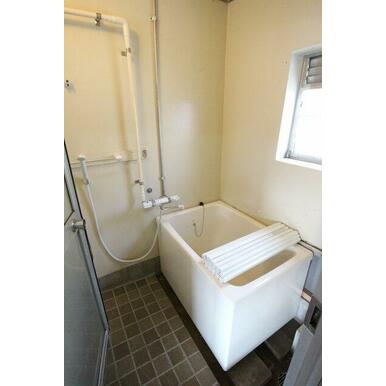 バス・シャワールーム　コンパクトで使いやすいお風呂です