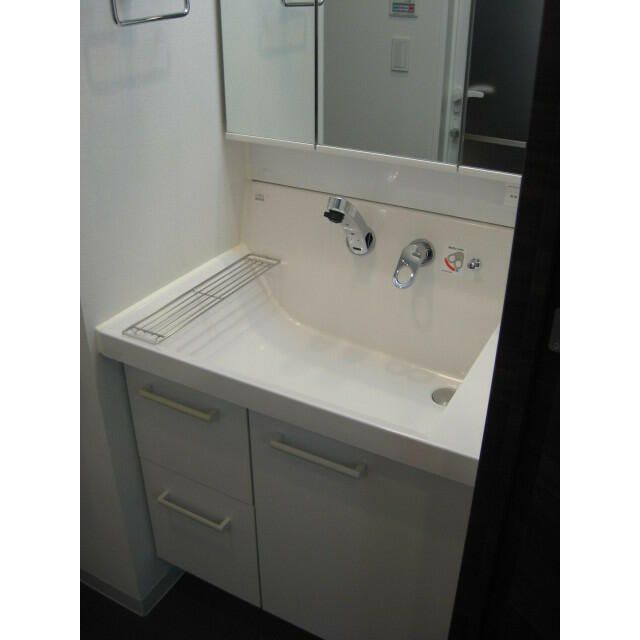 洗面設備　コンパクトで使いやすい洗面所