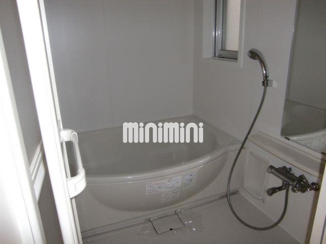 バス・シャワールーム　清潔感のあるお風呂