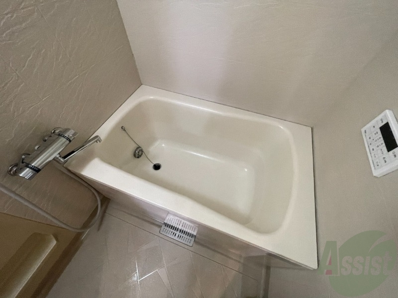 バス・シャワールーム　こちらはお風呂。一日の疲れをここで癒してください。