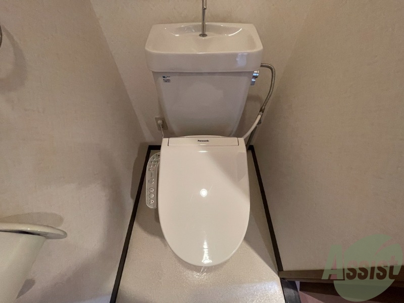 トイレ　内装が白一色で清潔感のあるトイレですね。