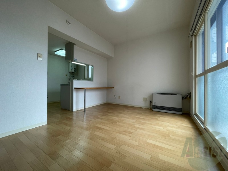 居室・リビング　リビングです。木目のフローリングが落ち着きますね。