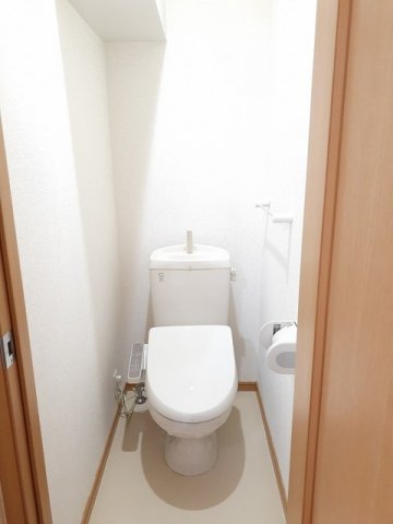 トイレ　落ち着いた色調のトイレです