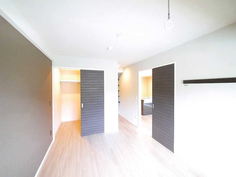 その他部屋・スペース　落ち着いた色調の寝室です