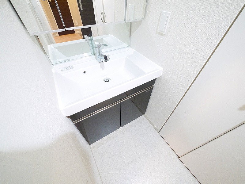 洗面設備　明るい洗面所です