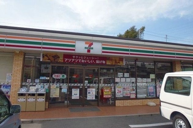 コンビニ　セブンイレブン（コンビニ）まで240m