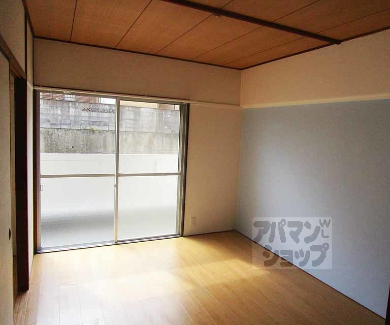 居室・リビング　１０７号室の写真です。