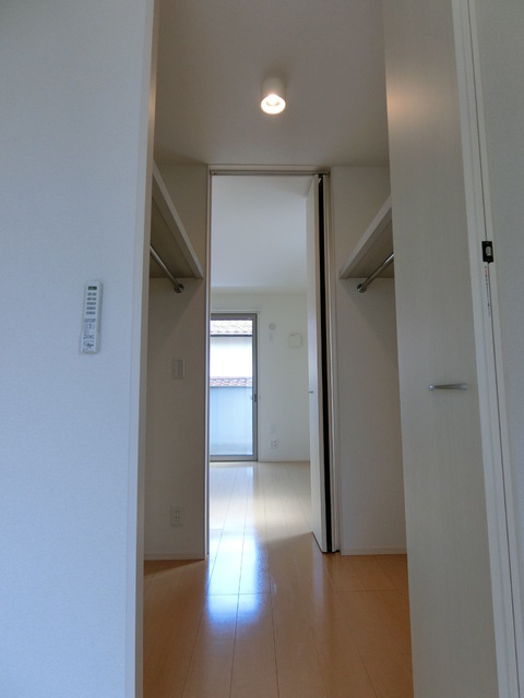 収納　隣のお部屋につながっているウォークインクローゼット♪