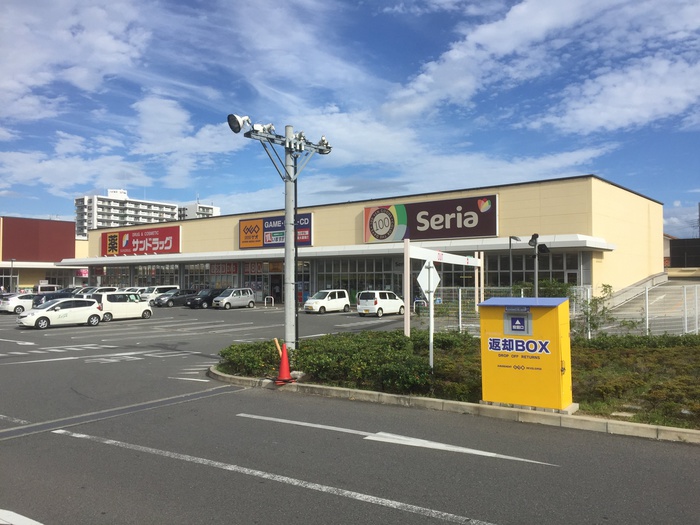 ドラックストア　サンドラッグ（ドラッグストア）まで800m