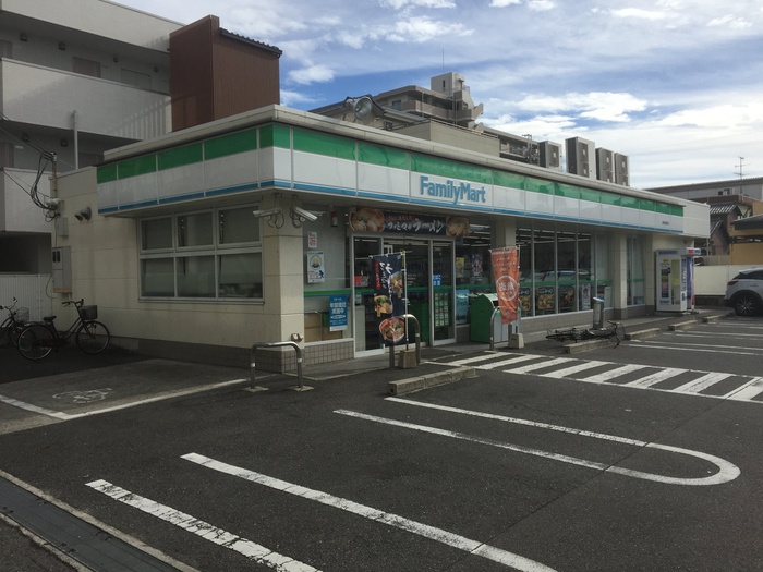 コンビニ　ファミリーマート（コンビニ）まで750m
