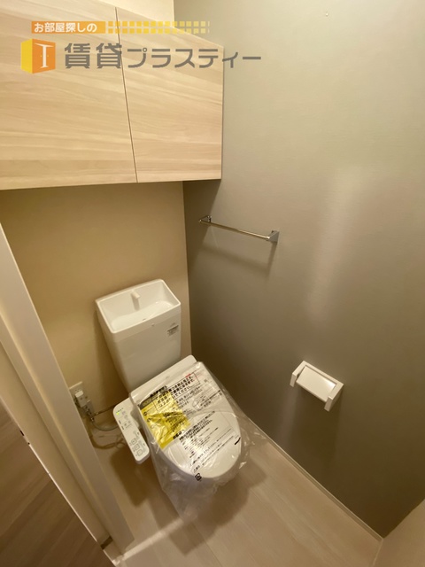 トイレ　上部の棚も嬉しいです。