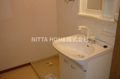 洗面設備　シャワー付き洗面台に室内洗濯機置場があります＊