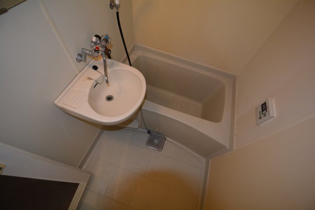 バス・シャワールーム　コンパクトなお風呂です☆