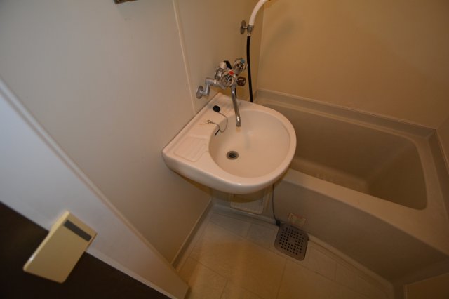 洗面設備　浴室内の洗面台です☆