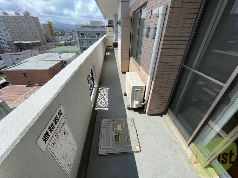 バルコニー　バルコニーです。洗濯物を干すもよし、一息つくもよしですね。