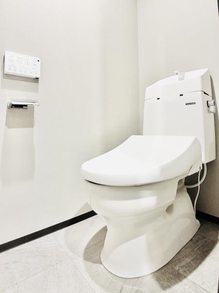 トイレ　落ち着いた色調のトイレです