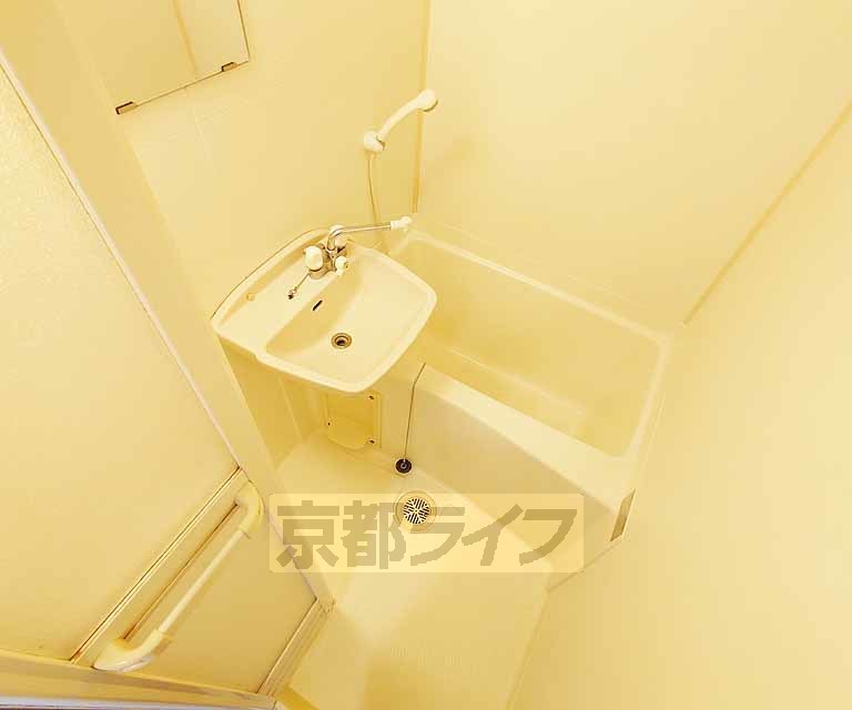 バス・シャワールーム　清潔感あるバスルーム