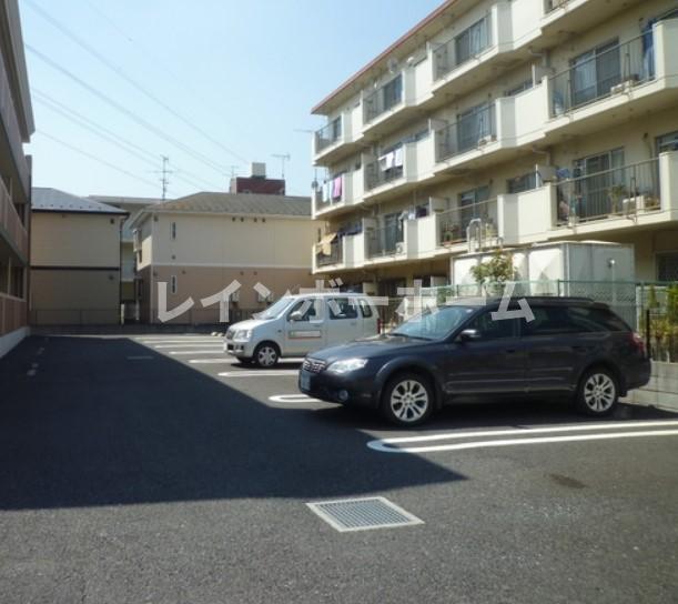 駐車場　駐車場があるので、車を買う予定の方も安心です