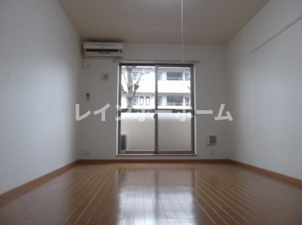 居室・リビング　こちらの居間で趣味の時間をお楽しみください