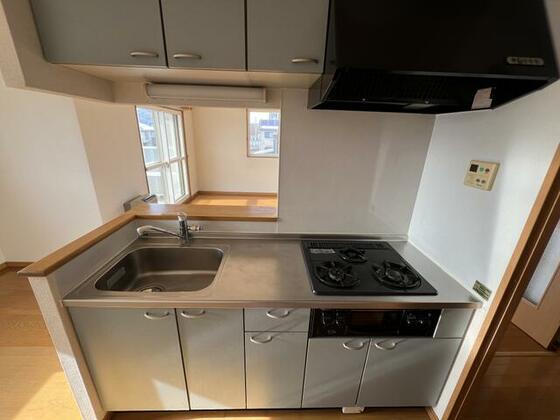 キッチン　退去前のため、同タイプ別部屋の写真です
