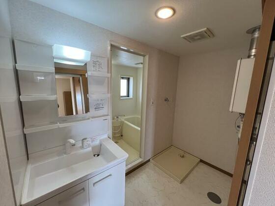 洗面設備　退去前のため、同タイプ別部屋の写真です