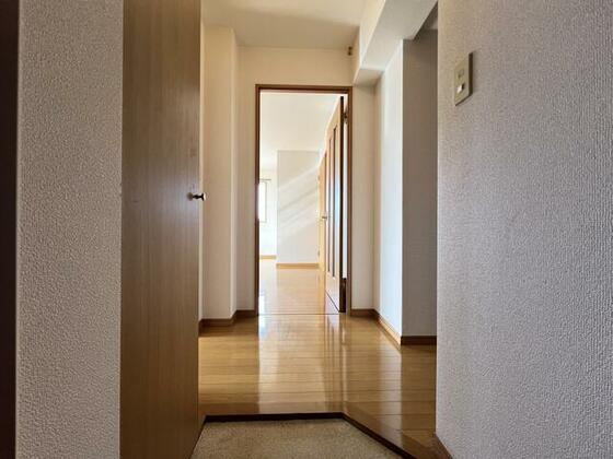 玄関　退去前のため、同タイプ別部屋の写真です