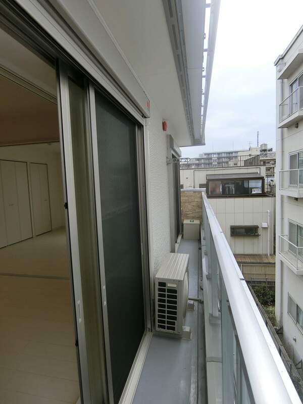 バルコニー　開放的で明るい空間を演出してくれるバルコニーです