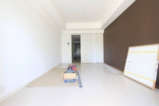 居室・リビング　アクセントクロスがオシャレなお部屋です。