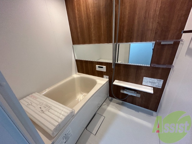 バス・シャワールーム　浴室です。深く大きな浴槽で、つい長風呂をしてしまいますね。