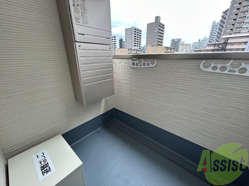 バルコニー　こちらはベランダです。幅も奥行きもあり、色々干せそうですね。