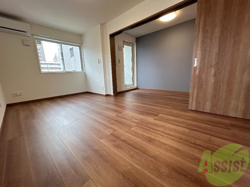 居室・リビング　リビングです。濃い色のフローリングがおしゃれです。