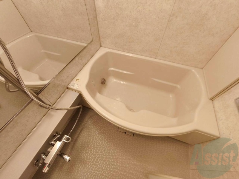 バス・シャワールーム　お風呂です。広々したバスでゆっくりくつろげます。