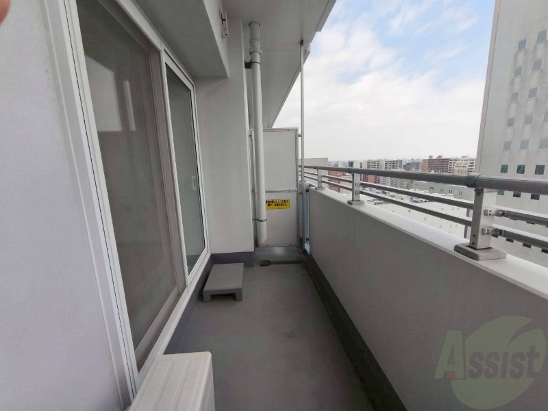 バルコニー　バルコニー。洗濯物がはかどりそうな広さがありますよ。